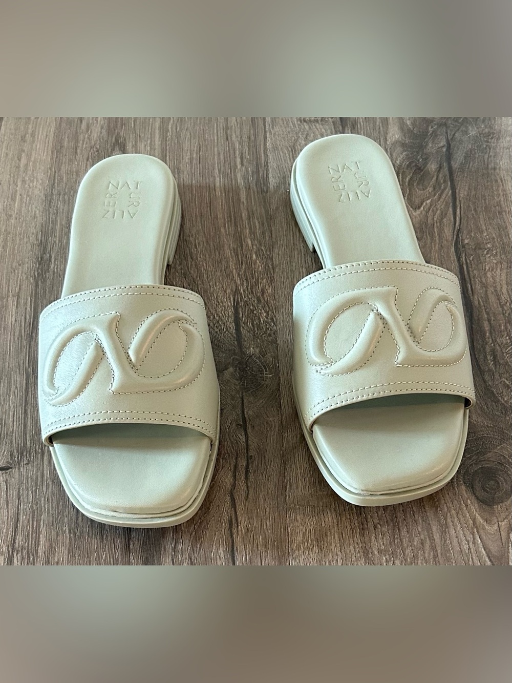 NEW!! Naturalizer Leather Sage Green Slide Sandals with Stitched Logo